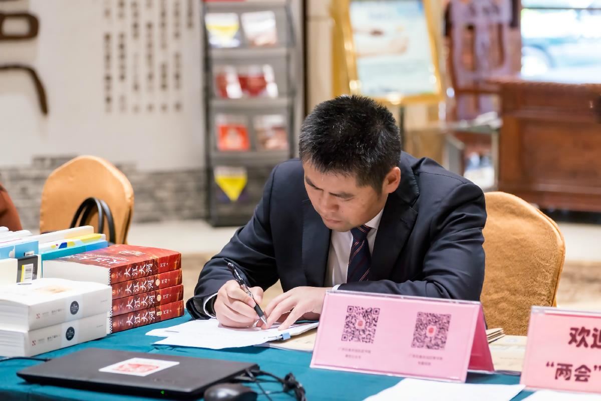 曾鹏鑫代表给我馆”两会“服务写建议