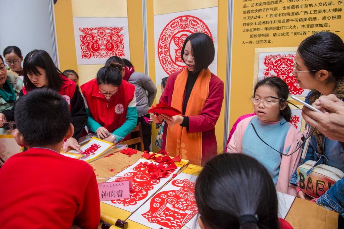 广西美术工艺大师钟昀睿女士