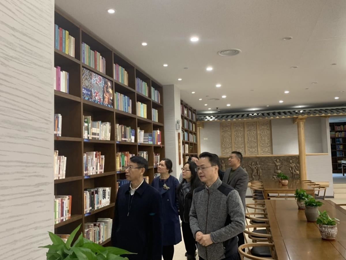 参观八桂书屋