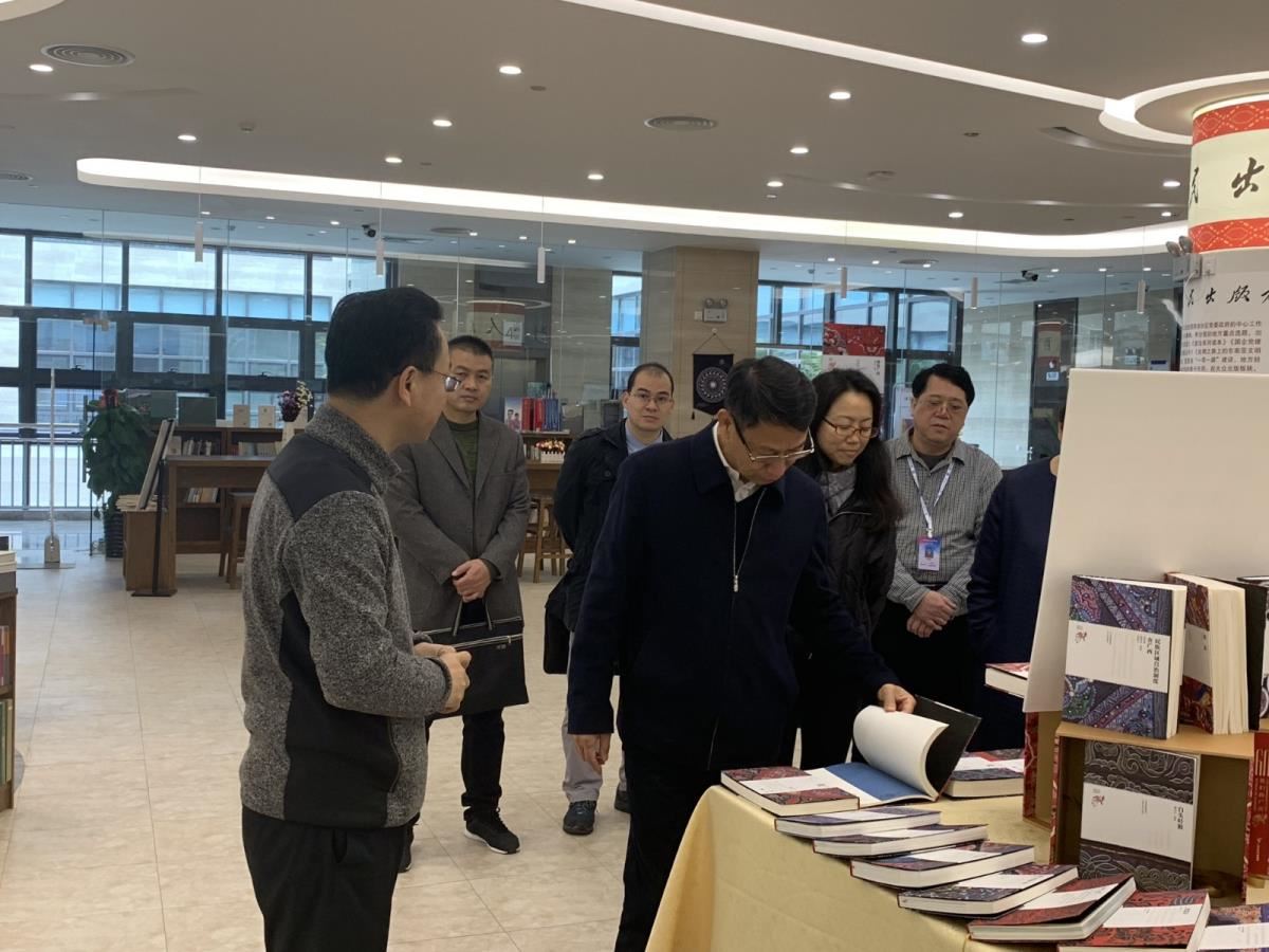 参观地方特色体验书店
