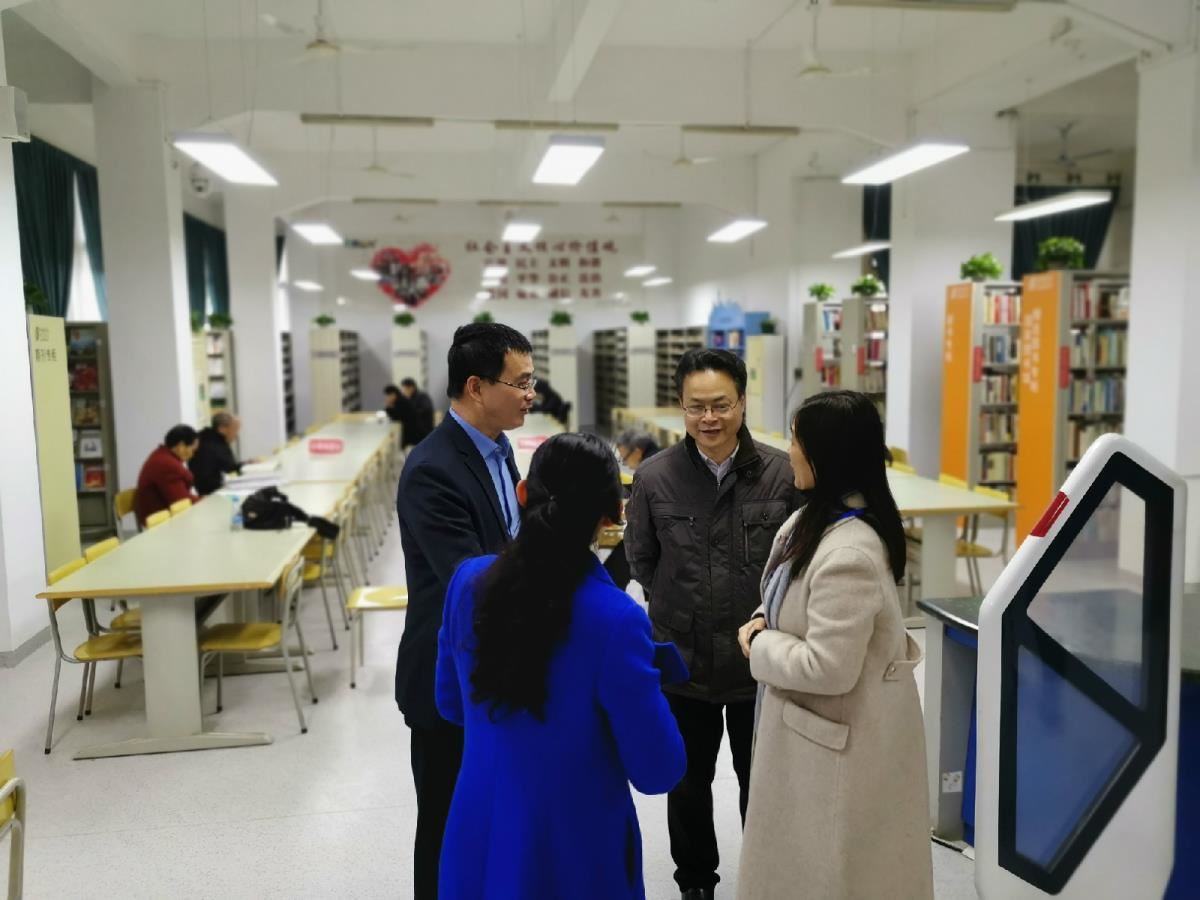 馆长们在贺州市图书馆参观交流