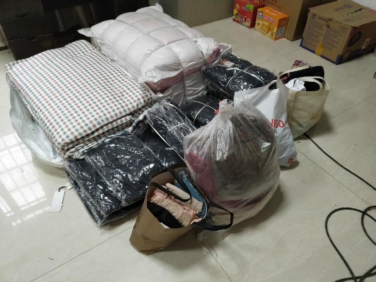 我馆共青团支部捐出的衣物