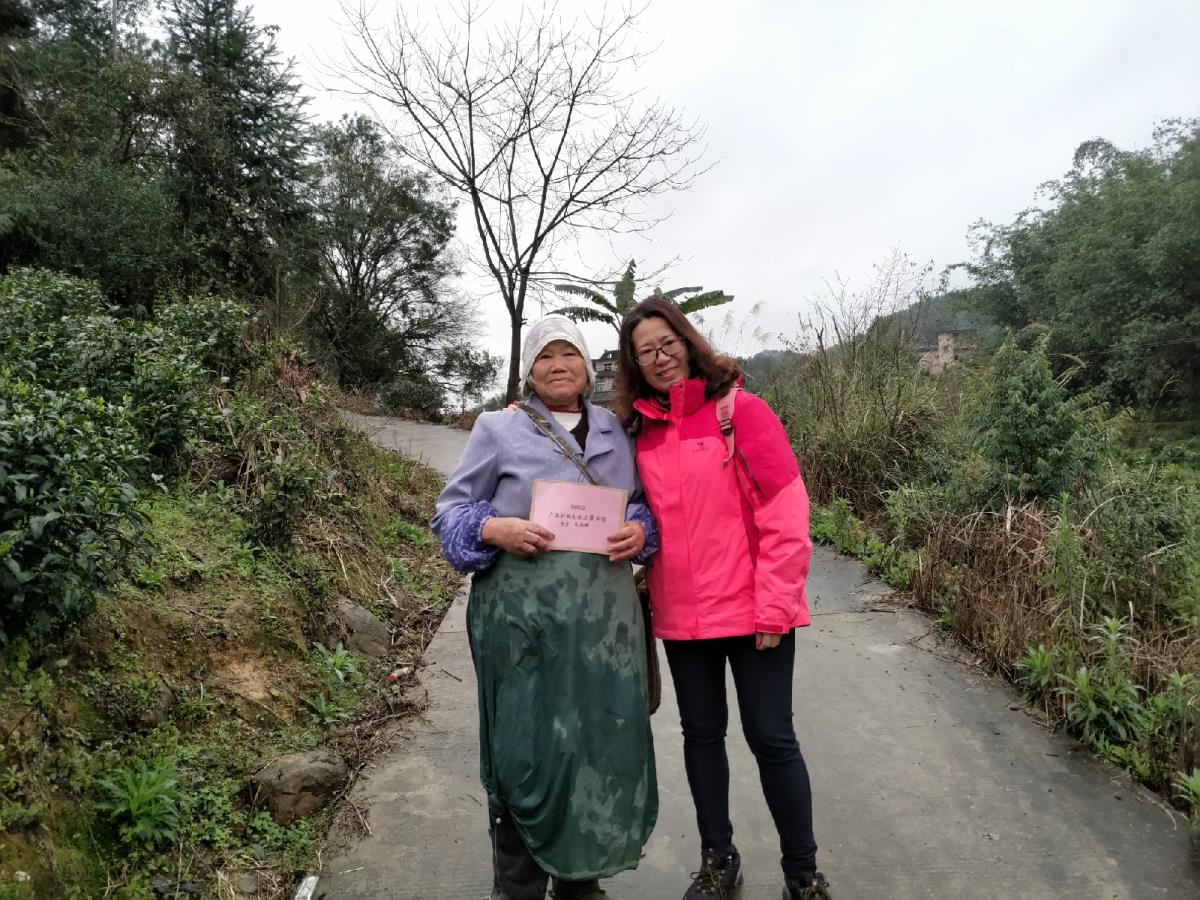 在茶园慰问