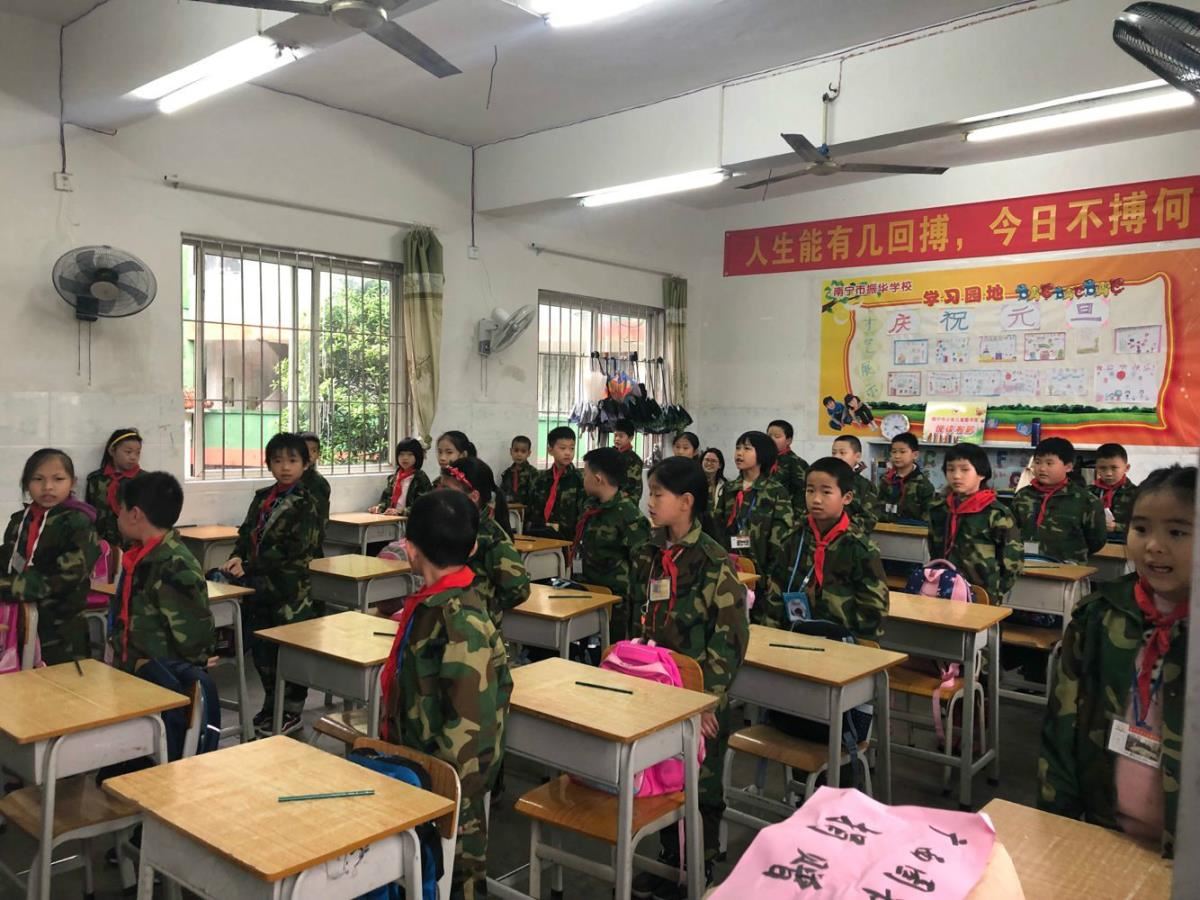 同学们朗诵诗歌