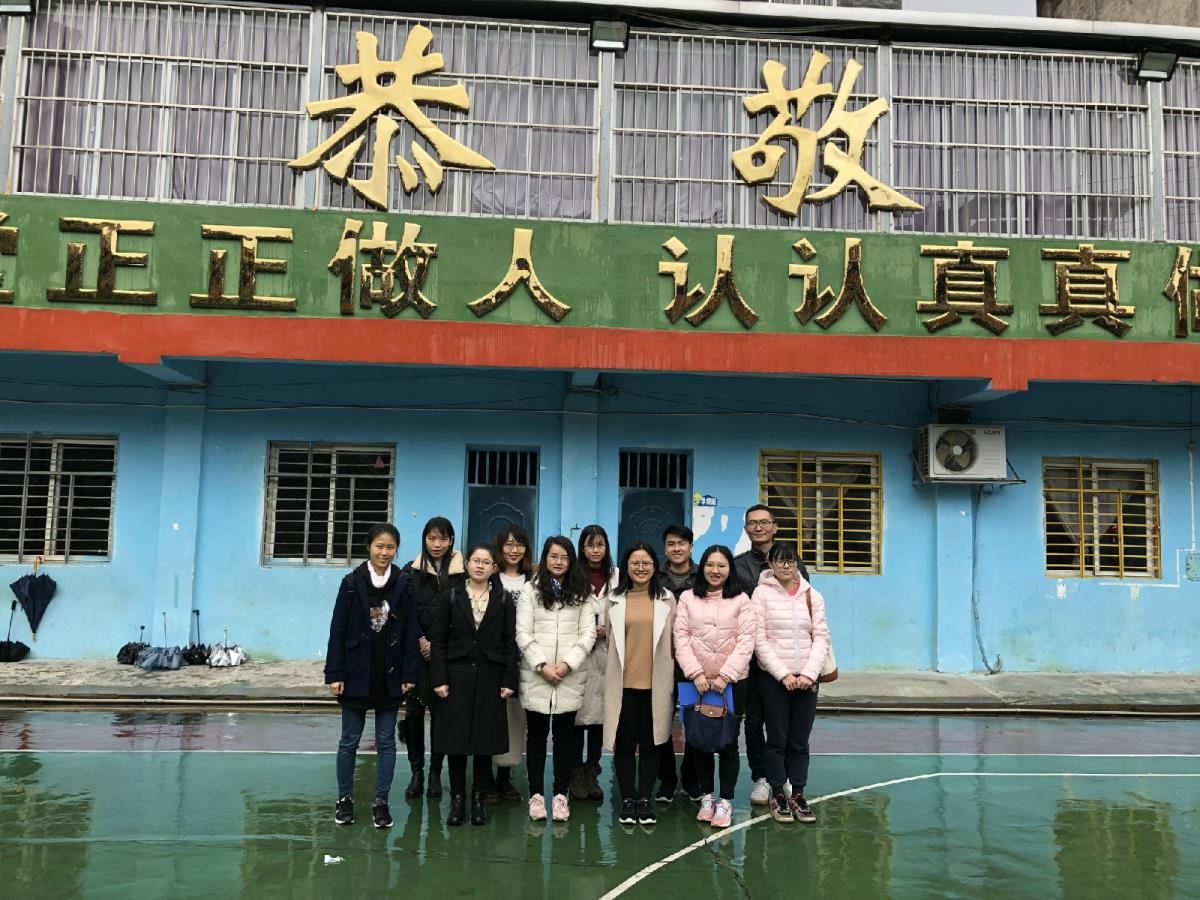 我馆团支部在振华学校合影留念