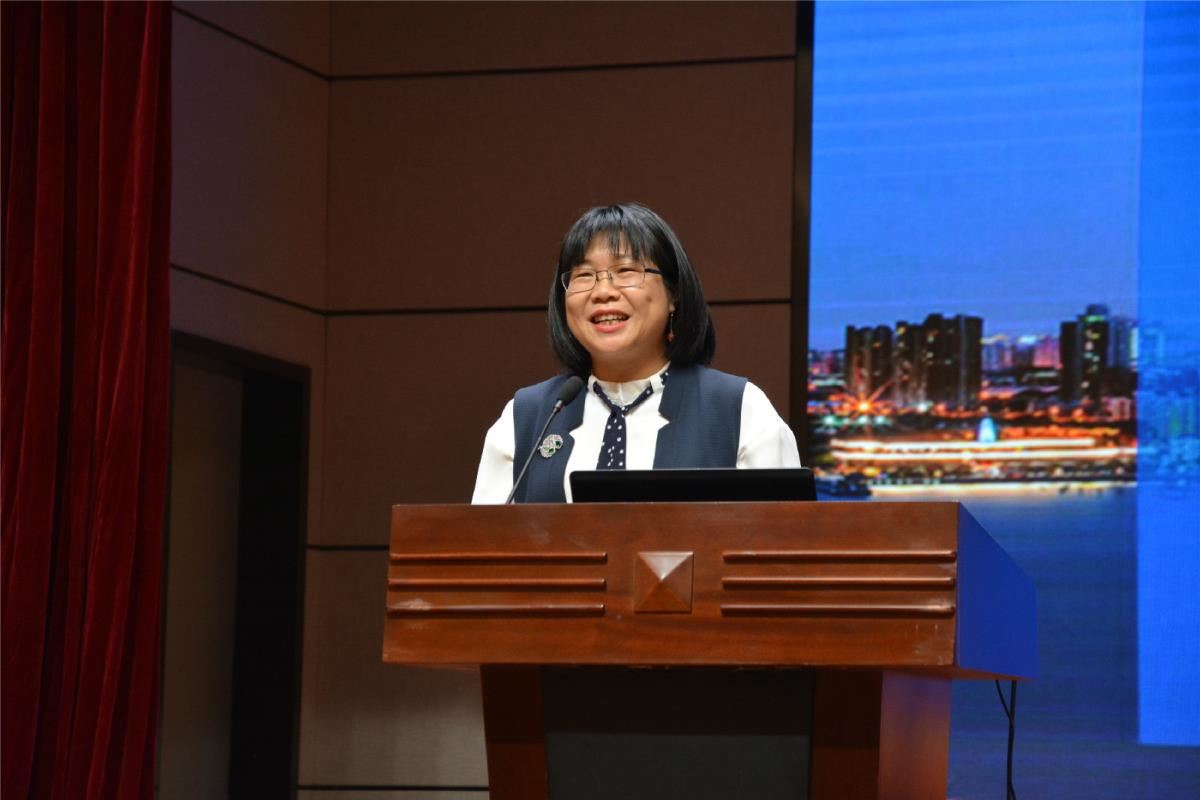 苏州工业园区公共文化中心主任李春梅在授课中