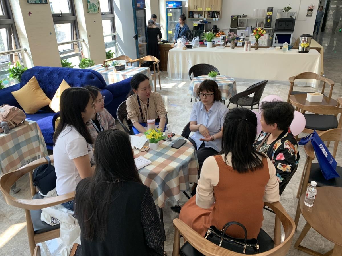 会议间隙的业务交流