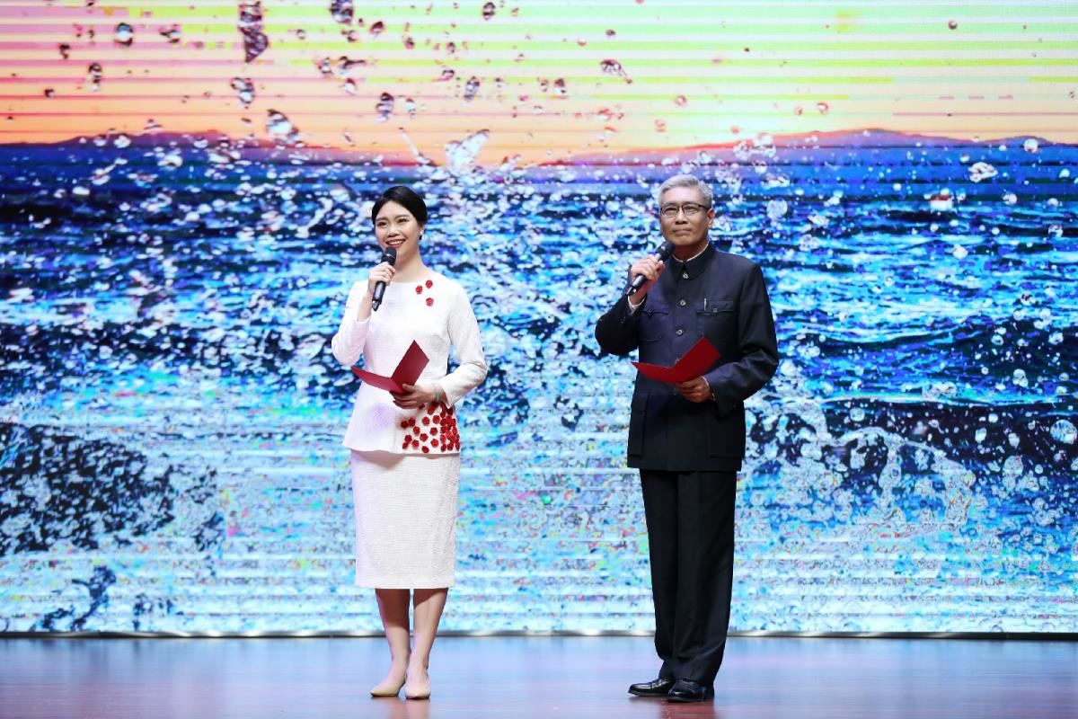 诗朗诵《我眷恋这块土地》