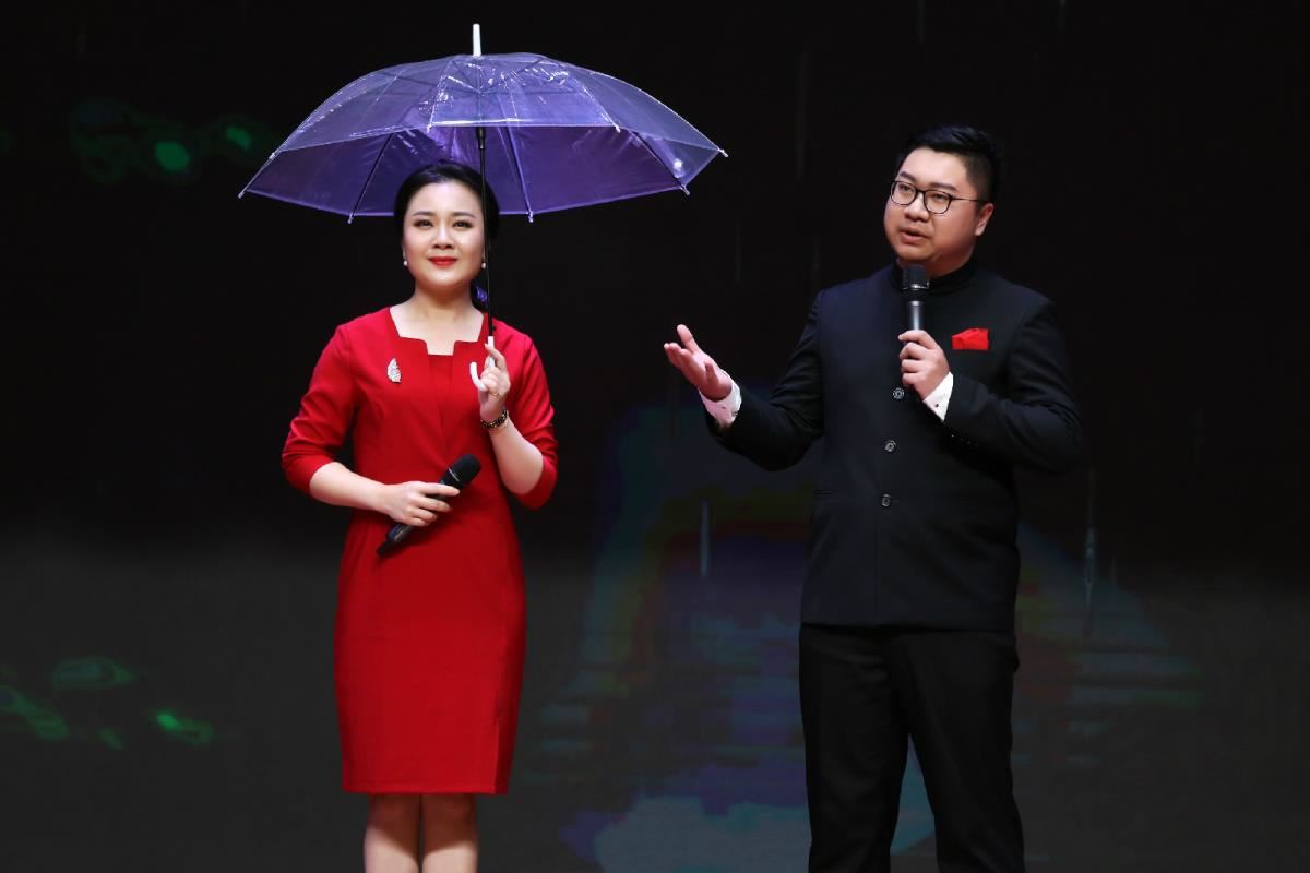 诗朗诵《雨落在伞上的声音》