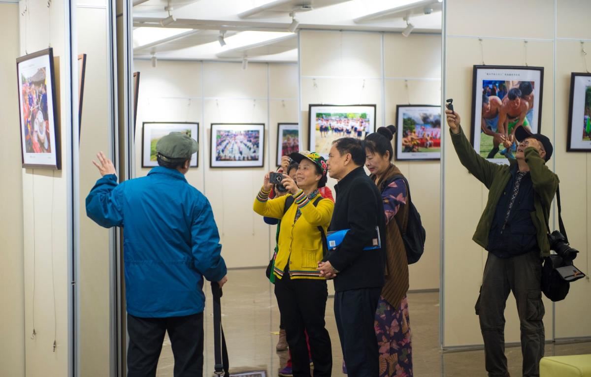 参观影展的摄影爱好者交流