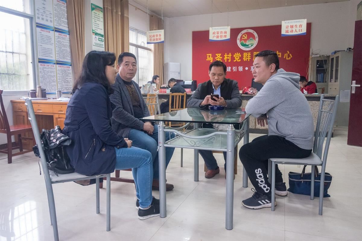 与驻村干部座谈了解扶贫工作近况