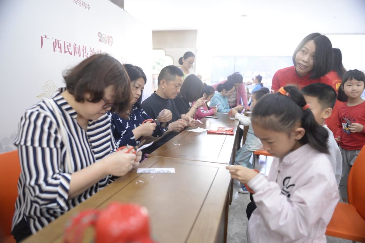 广西工艺美术大师钟昀睿老师教读者们做剪纸