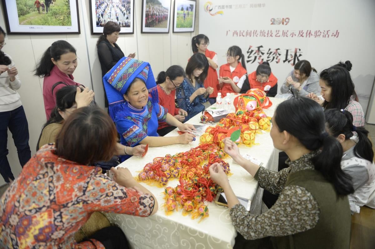 读者向老师展示绣球作品
