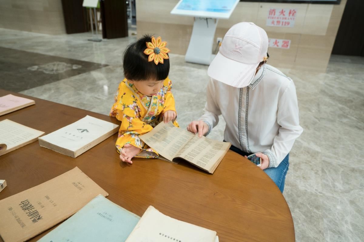 母女携手来看书