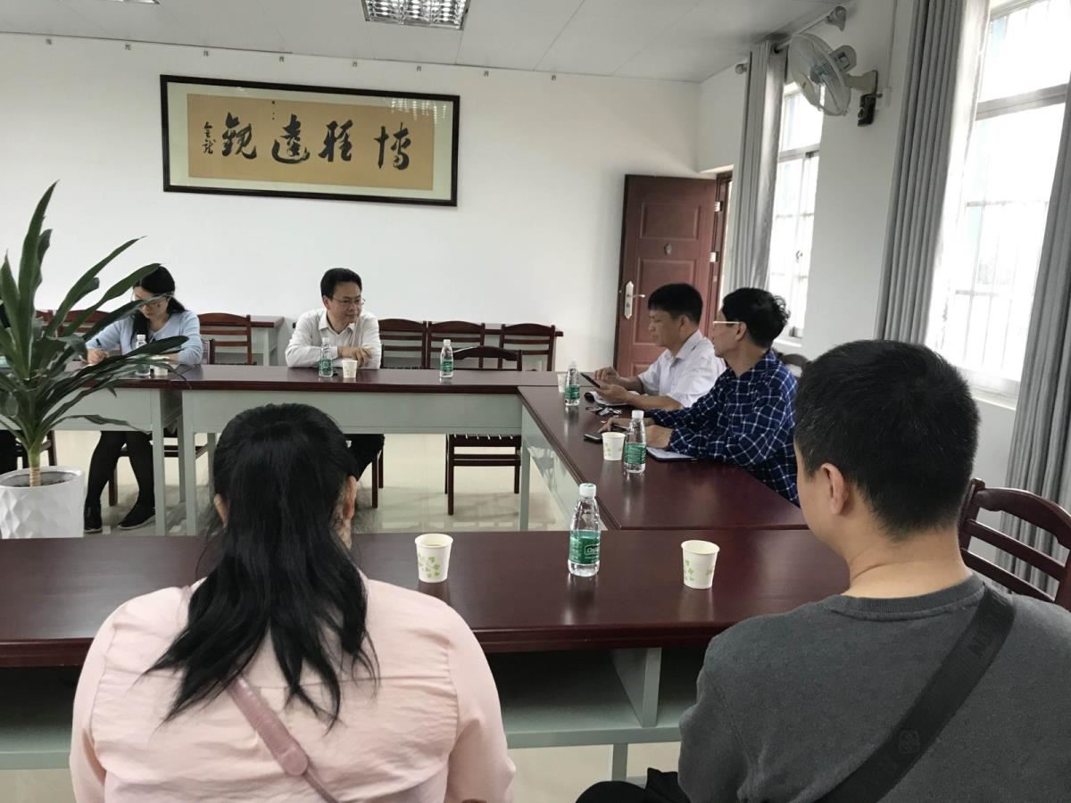 与防城区图书馆馆员座谈交流
