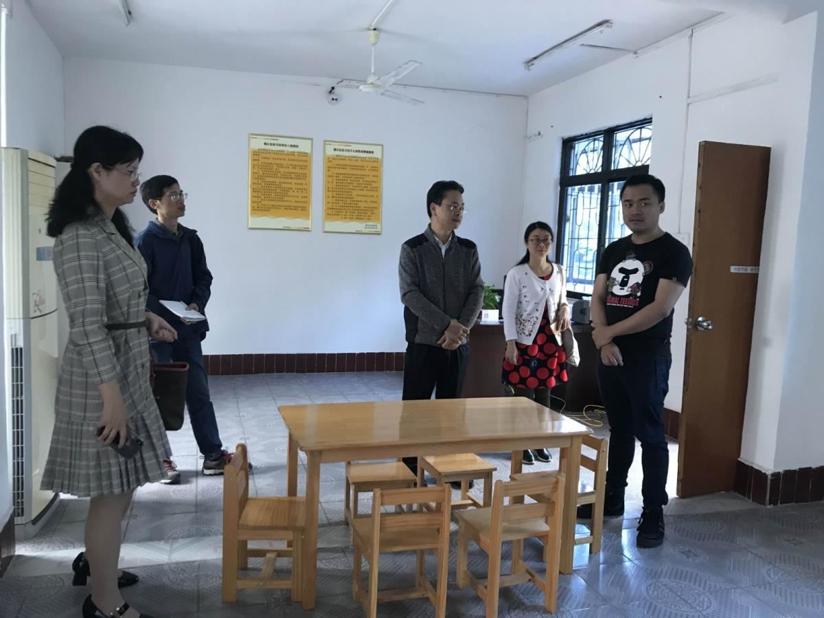 与港口区图书馆管理员交流