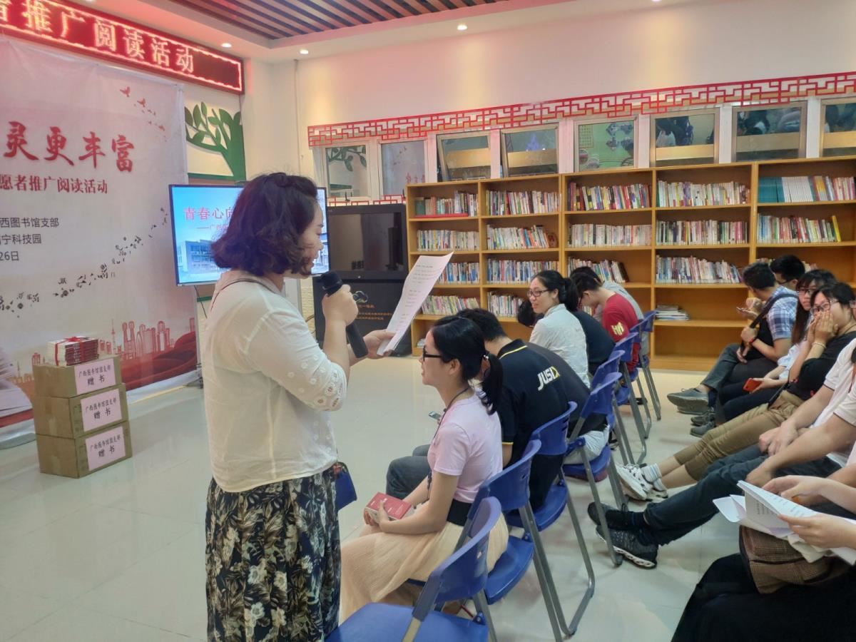 富士康企业青年员工在朗诵学习