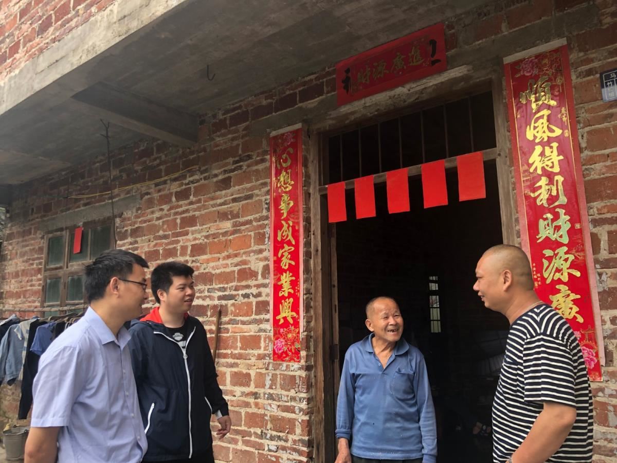 入户了解贫困户生活情况