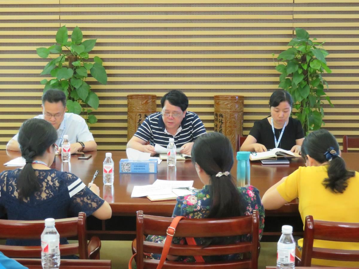 黄胜珠副馆长作重点发言