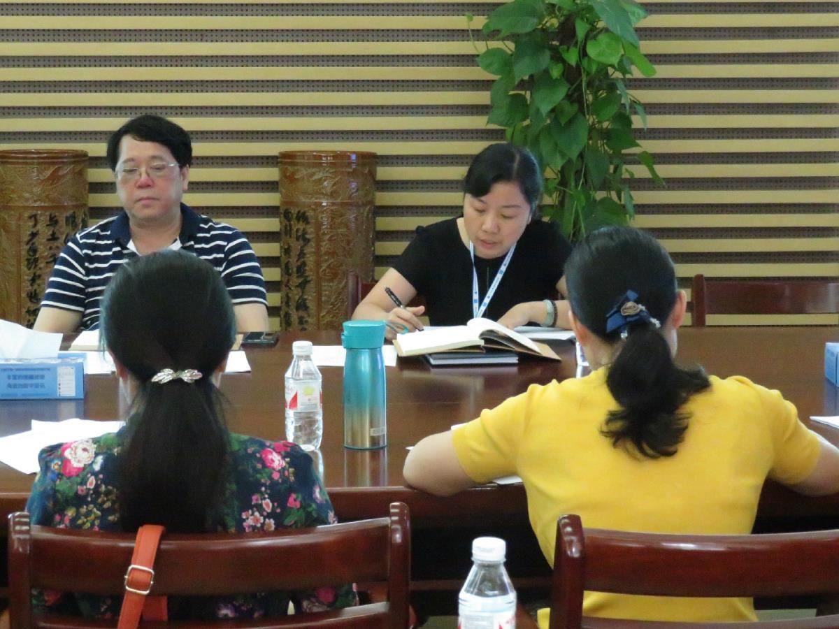 曾红辉副馆长作重点发言