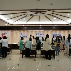 地方民族文献中心举办纪念五四运动百年文献展