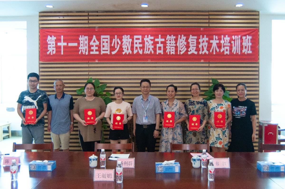 学员领取结业证书
