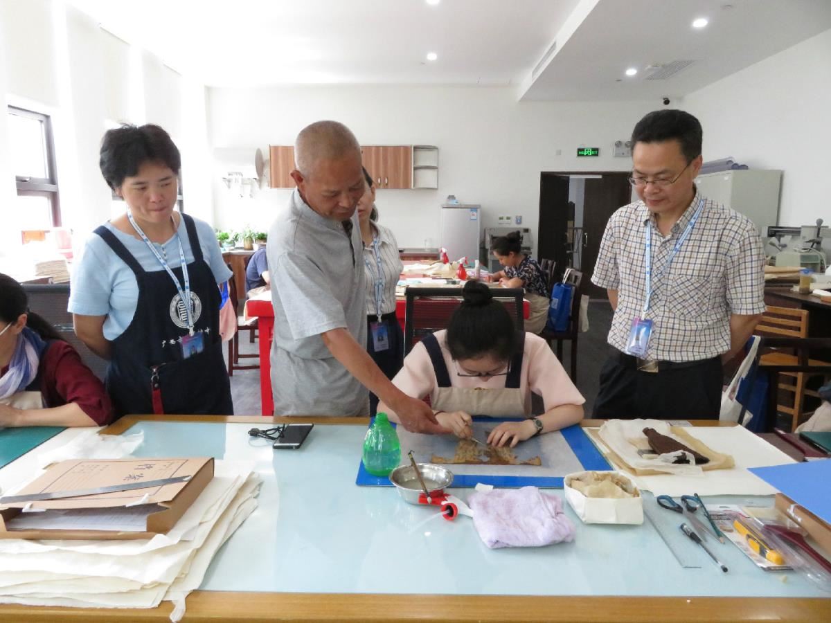 韦江馆长到修复室了解学员学习情况
