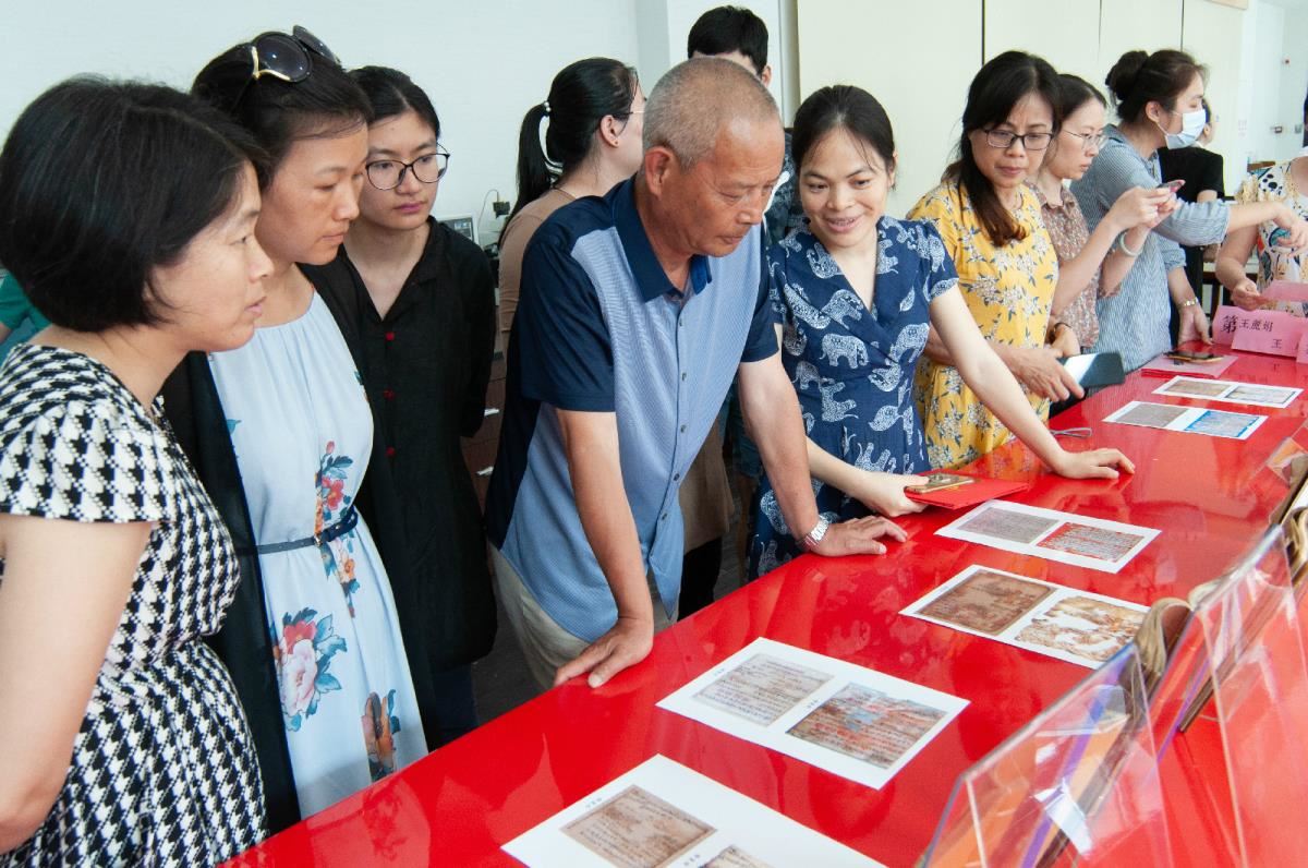 学员与老师共赏学习成果