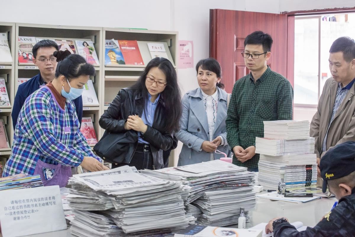 黄艳书记对东兰县图书馆报刊业务进行现场指导
