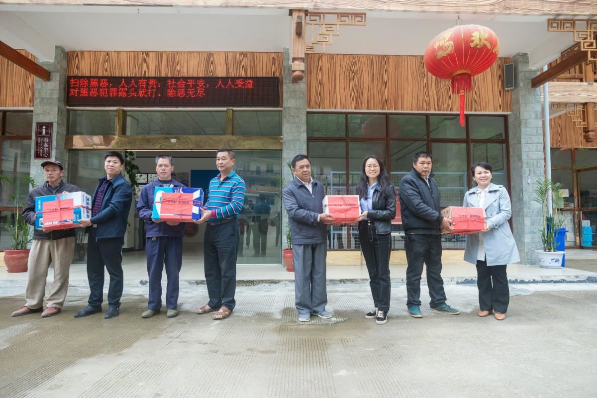 黄艳书记参加凤山县“三下乡”图书捐赠活动