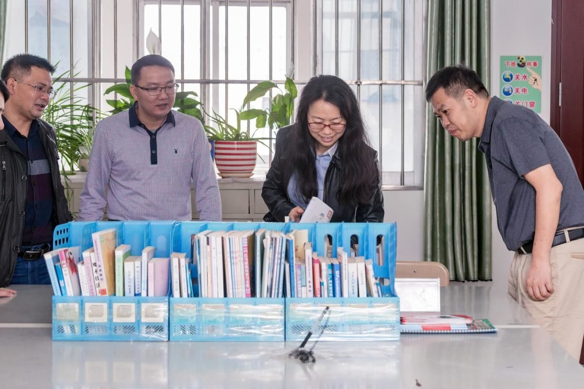 辅导人员在巴马瑶族自治区图书馆现场指导业务工作