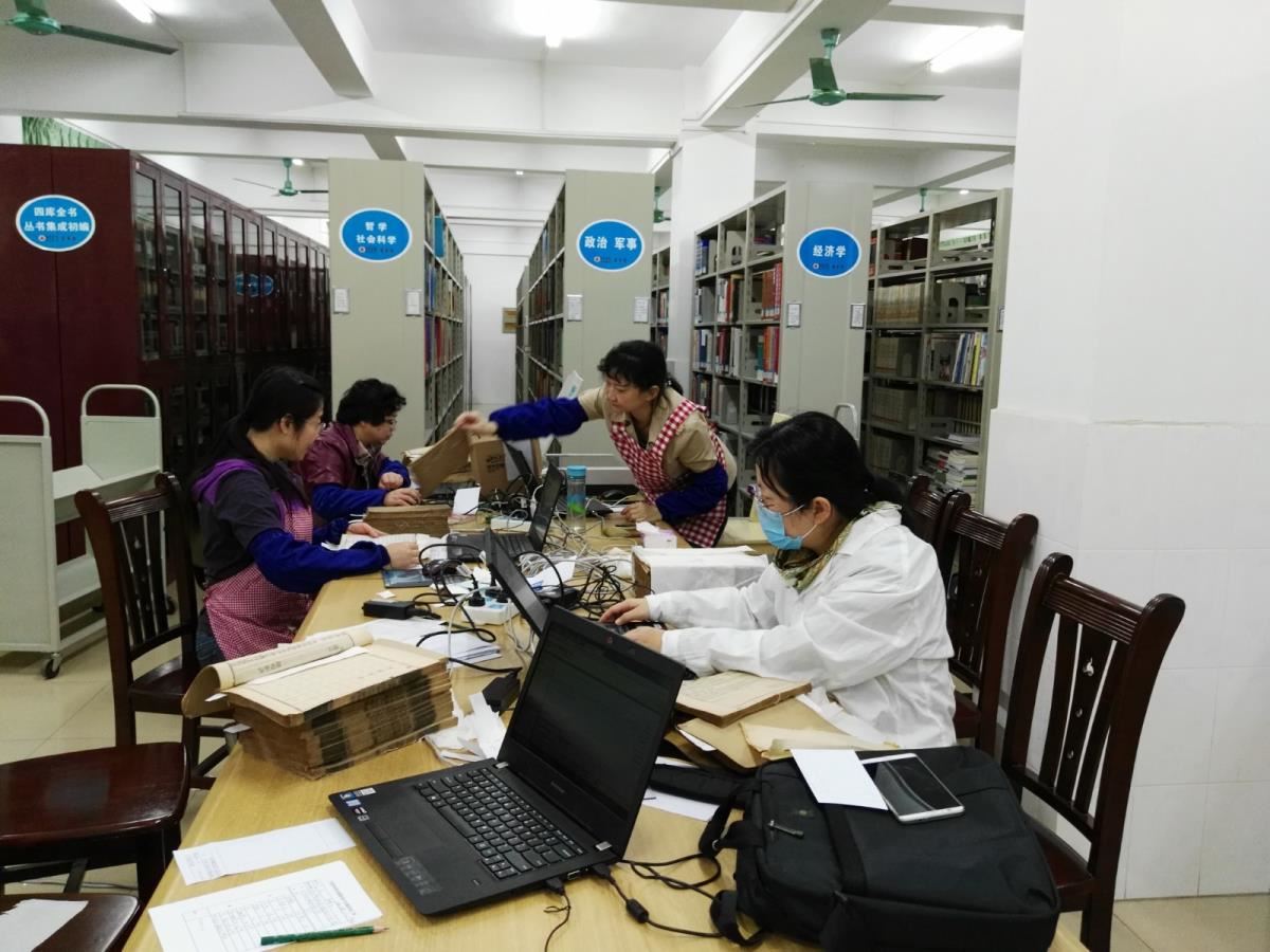 地方民族文献中心工作人员在百色学院图书馆开展普查古籍