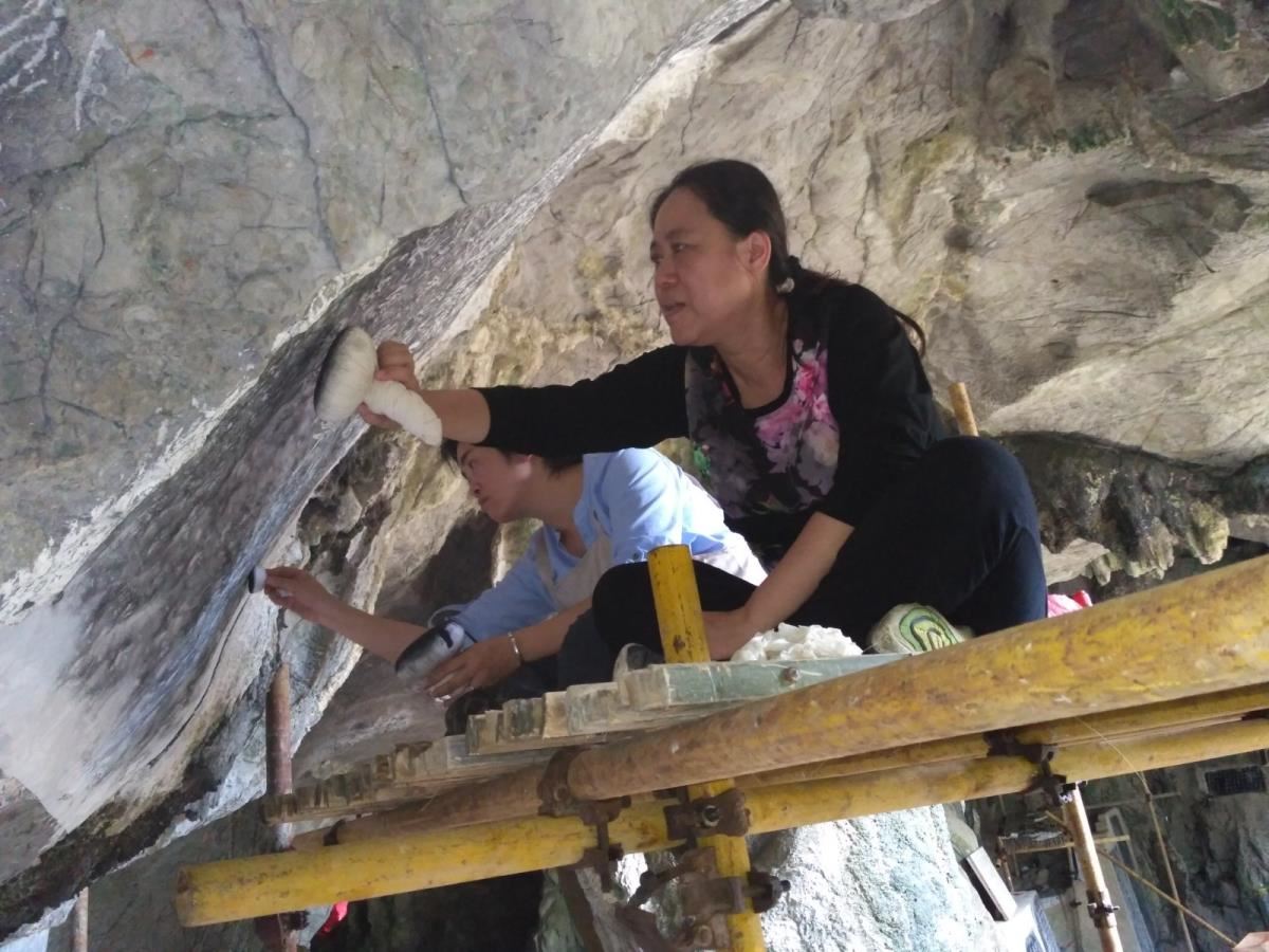 地方民族文献中心工作人员在北流传拓
