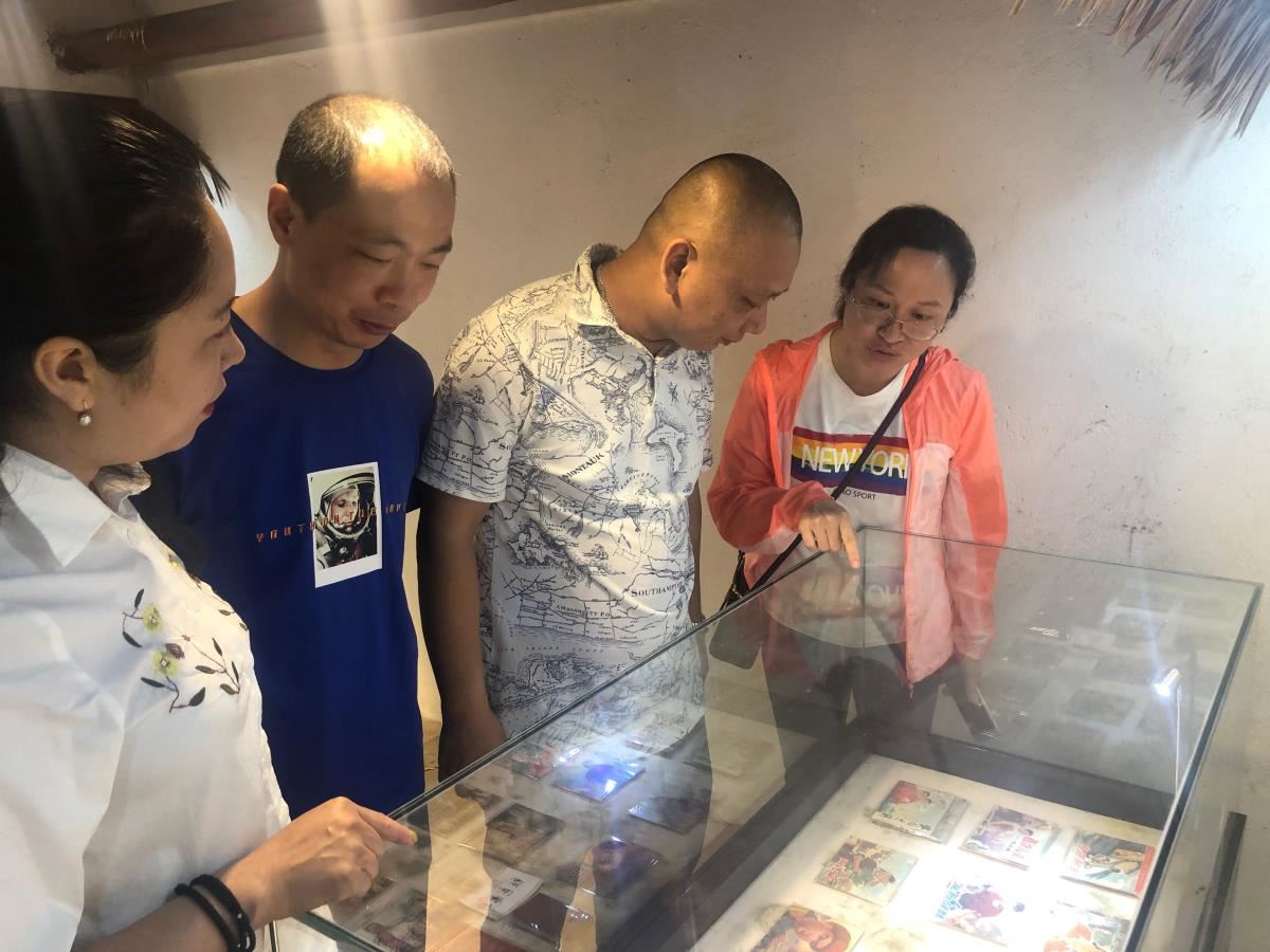 参观村史馆