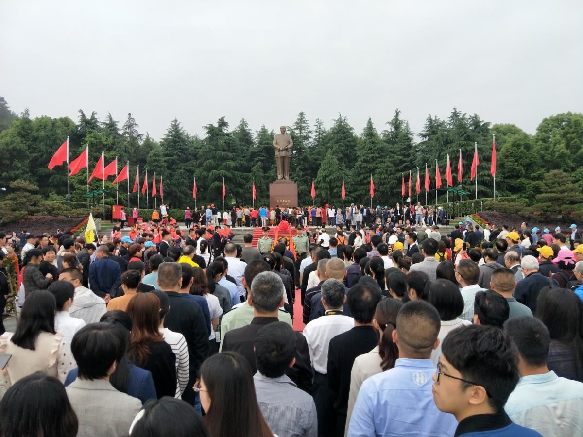瞻仰毛泽东铜像，重温入党誓词