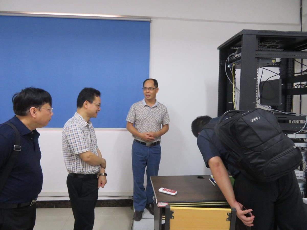 在容县图书馆实地指导网络技术
