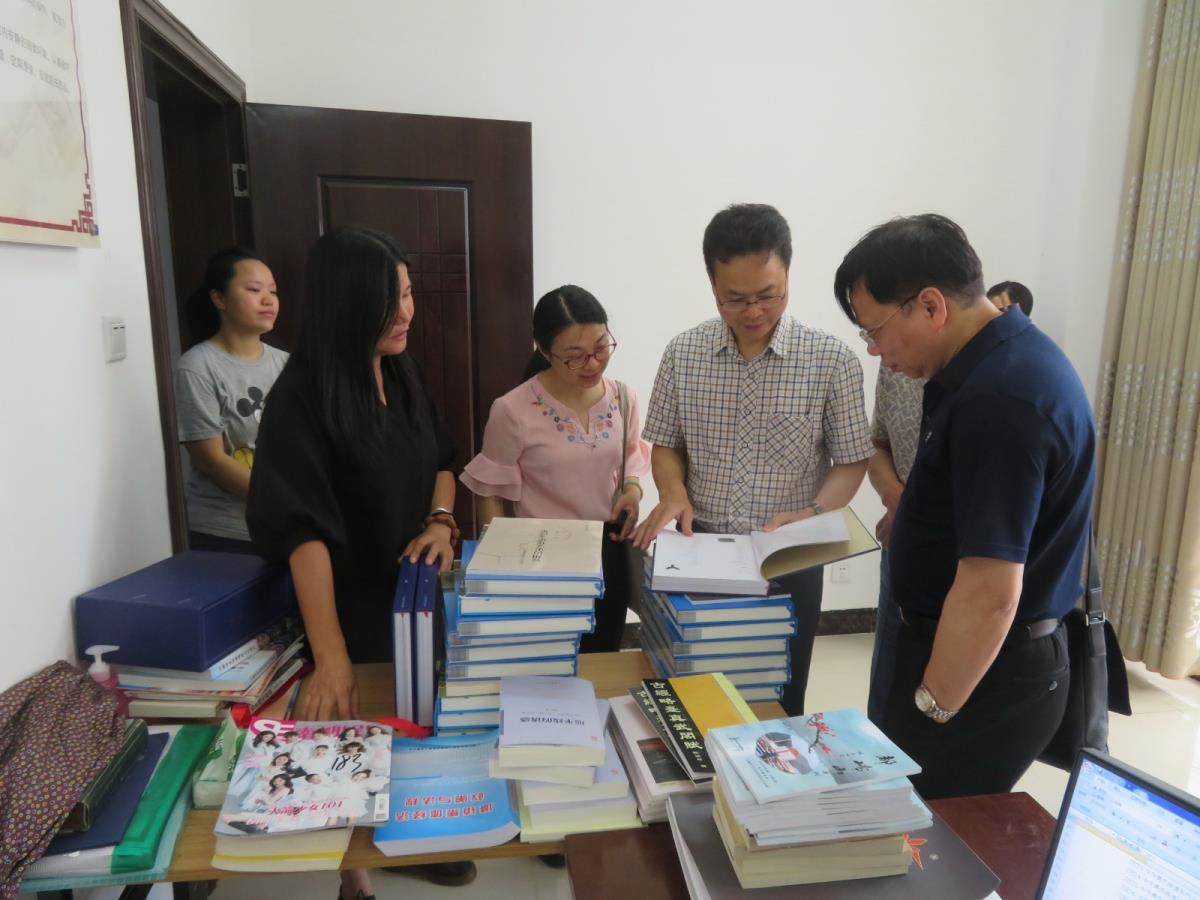 在容县图书馆指导地方文献工作