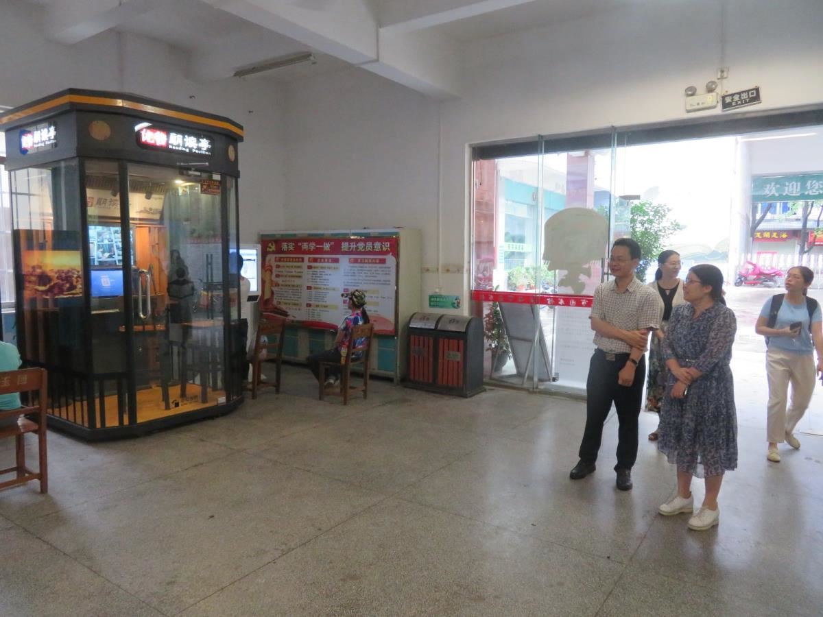 在玉林市图书馆调研