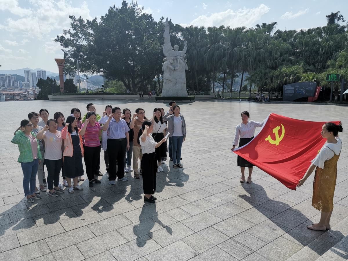 在百色起义纪念碑前重温入党誓词