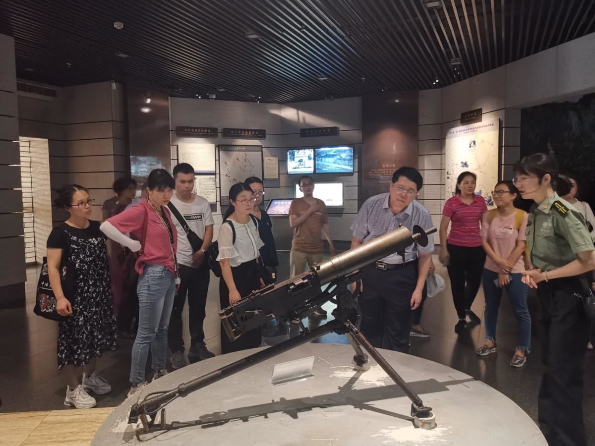 参观百色起义纪念馆