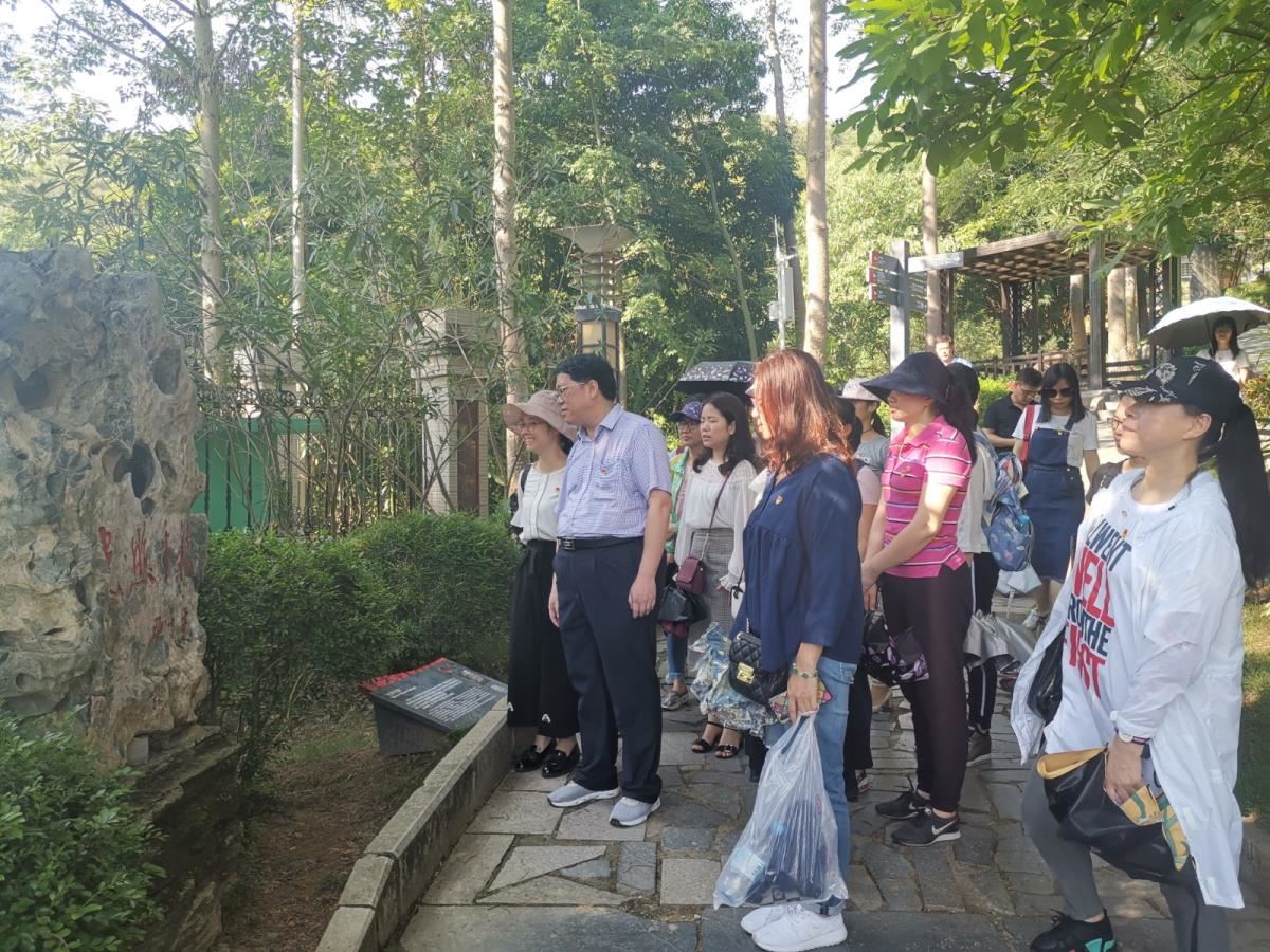 参观邓小平手迹碑林