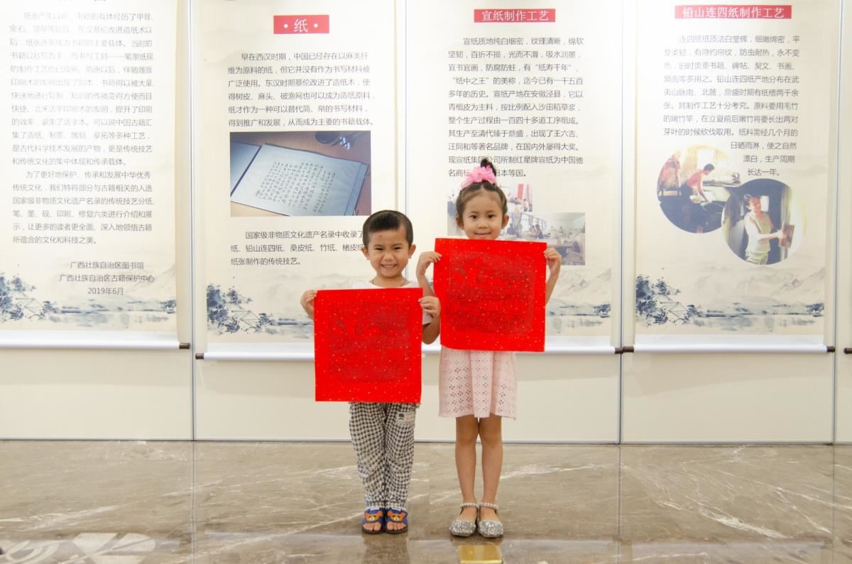 孩童展示拓印成果