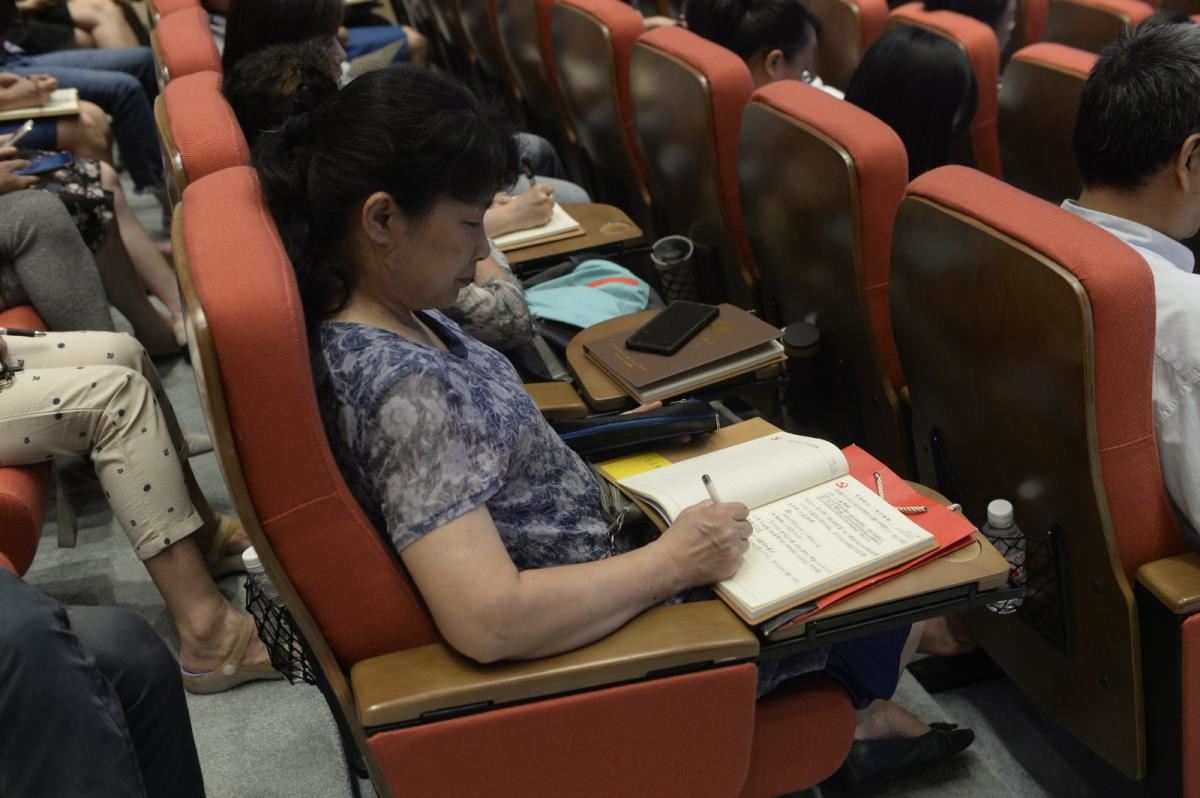 党员认真记笔记