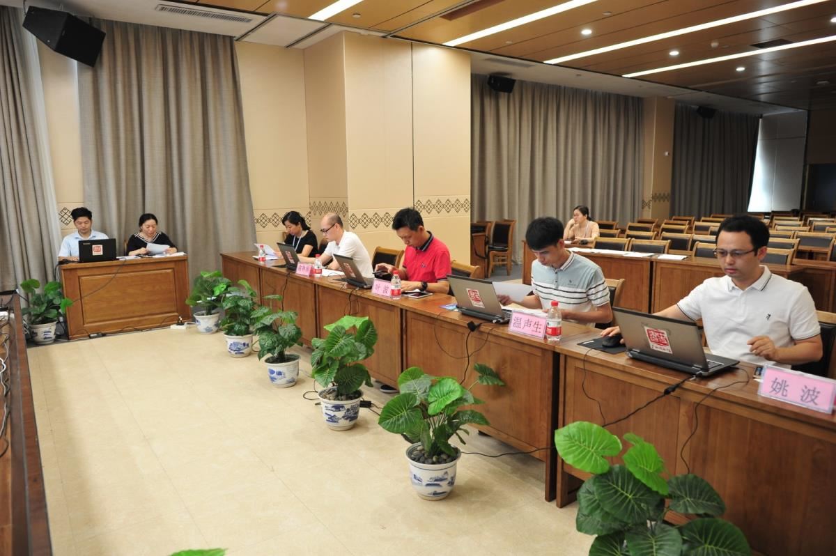评委们正在认真地评选作品