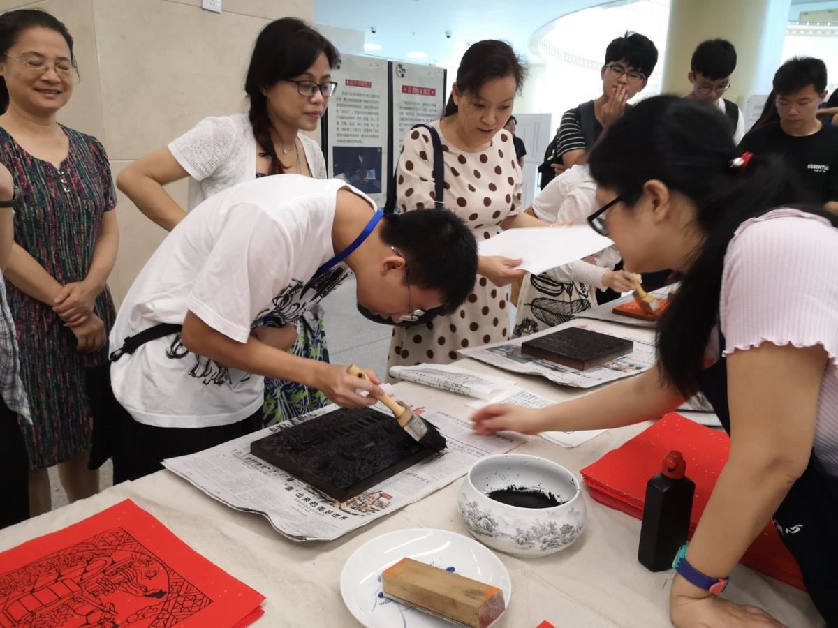 大学生体验雕版印刷