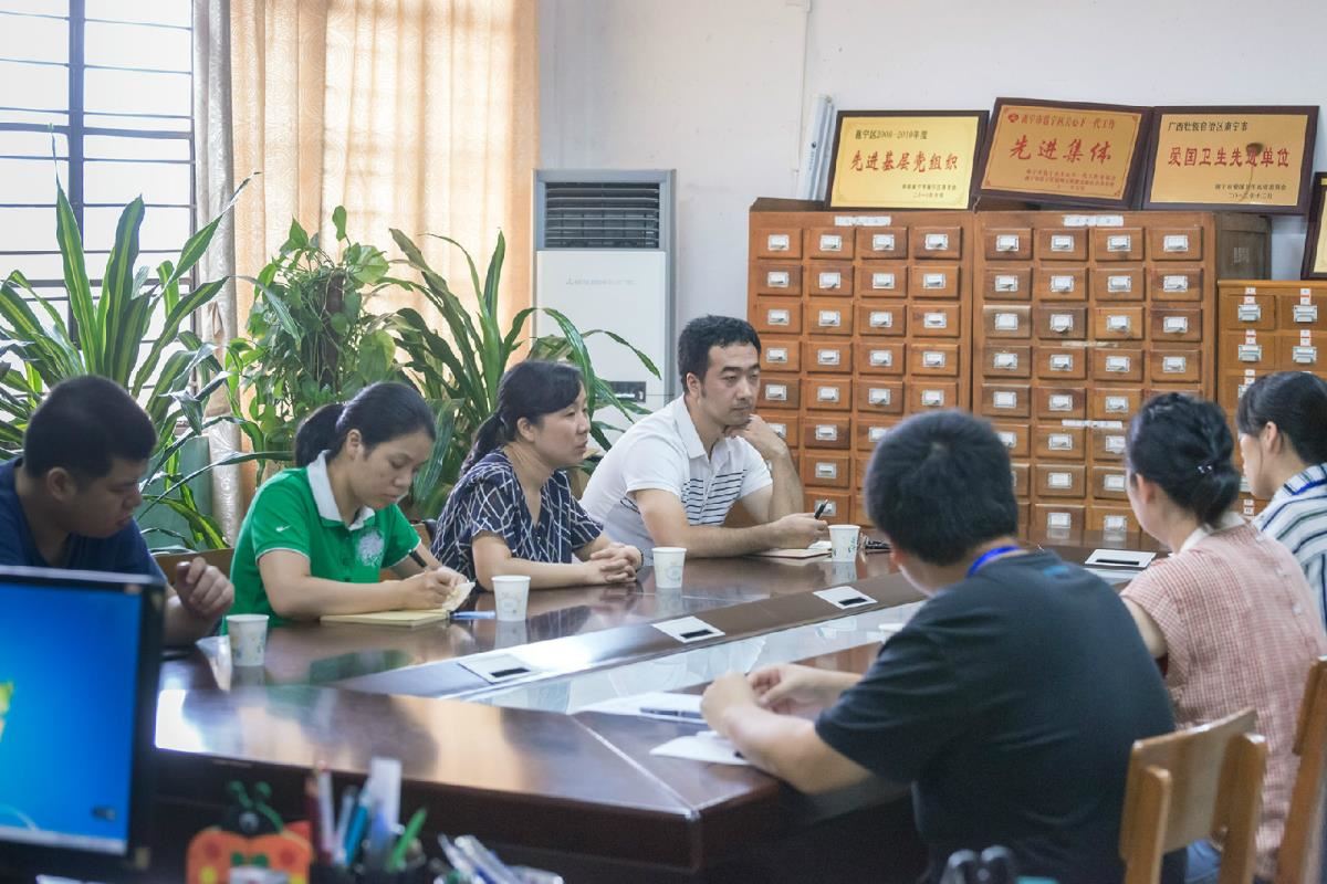 在邕宁区图书馆调研