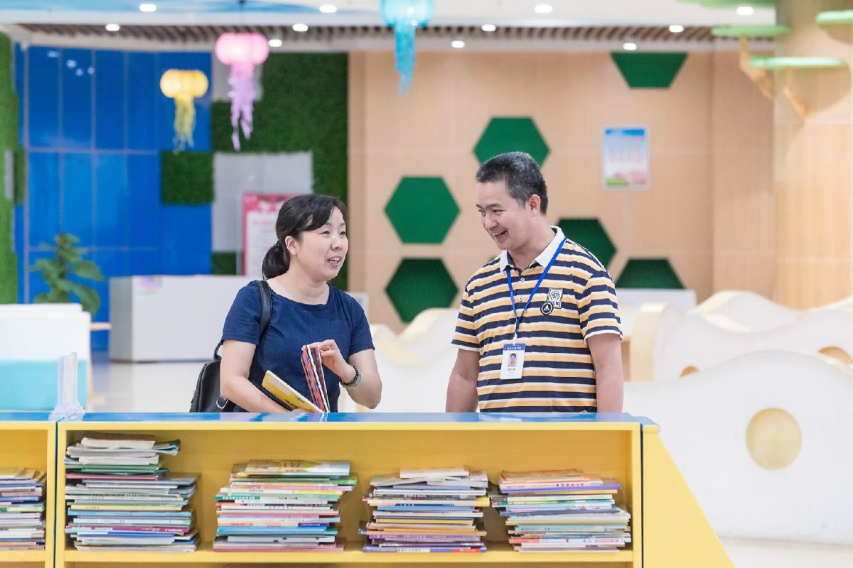 在钦州市图书馆查看少儿馆绘本建设情况