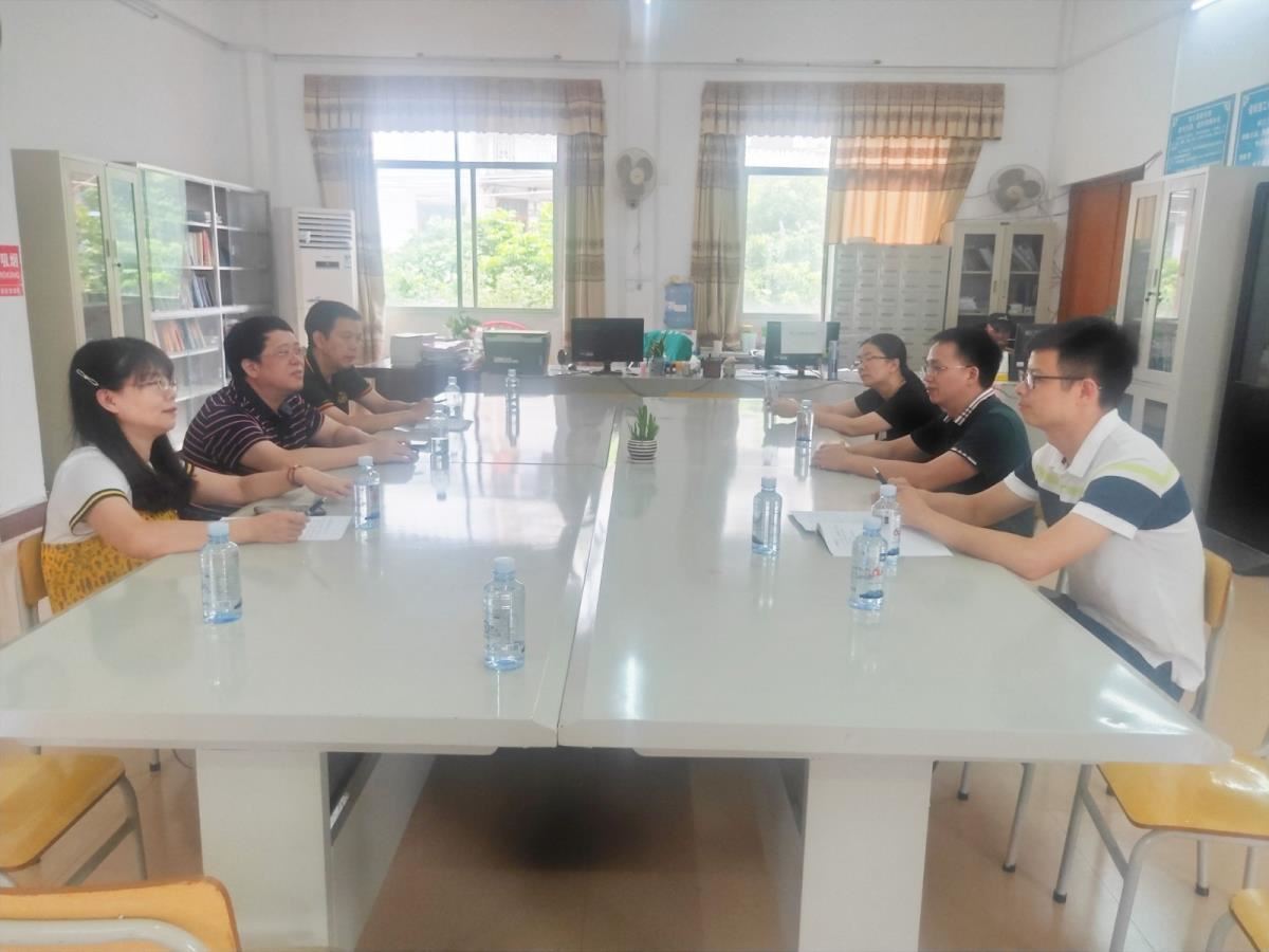 在东兰县图书馆调研