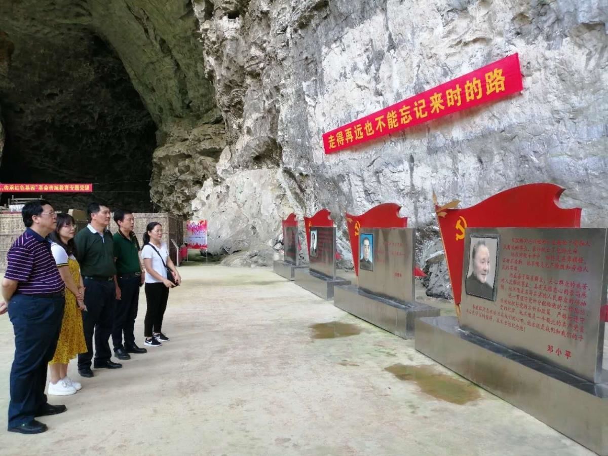 参观列宁岩