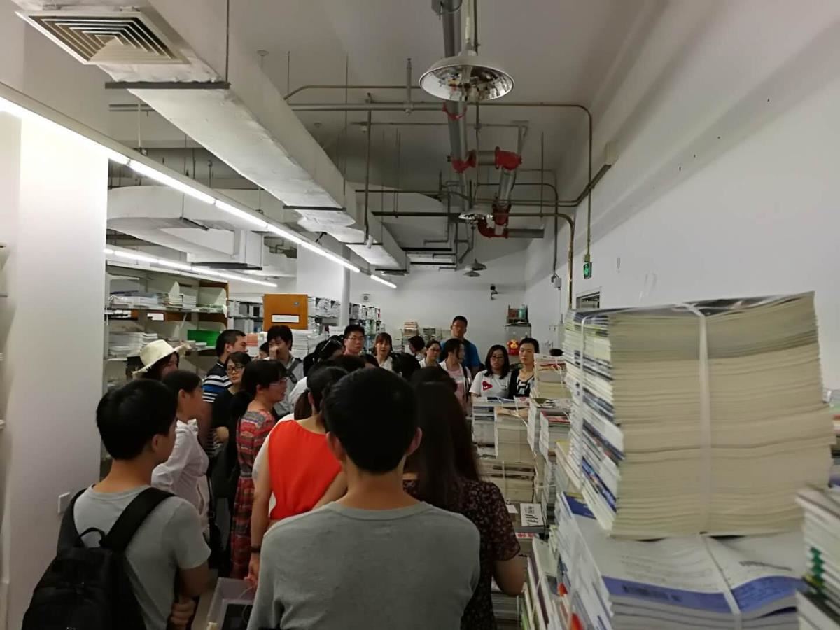 杨静老师在为学员讲解期刊装订流程